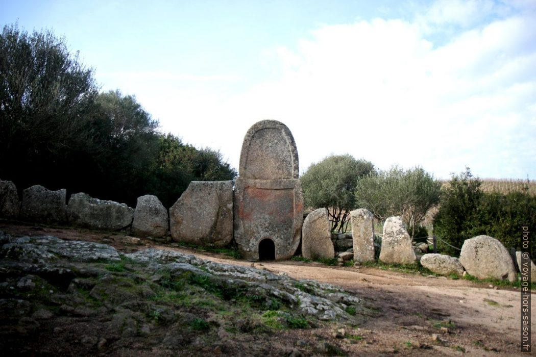 La nécropole nuragique de Coddu Vecchiu au nord de la Sardaigne ...