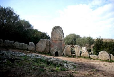 Sur le site de la tombe des géants de Coddu Vecchiu. Photo © André M. Winter