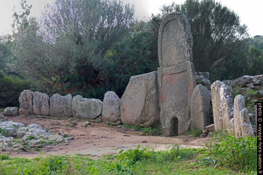 Arc centinato de la tombe des géants de Coddu Vecchiu. Photo © André M. Winter