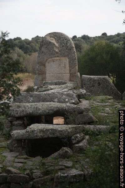 Tombe des géants de Coddu Vecchiu vue de derrière. Photo © Alex Medwedeff