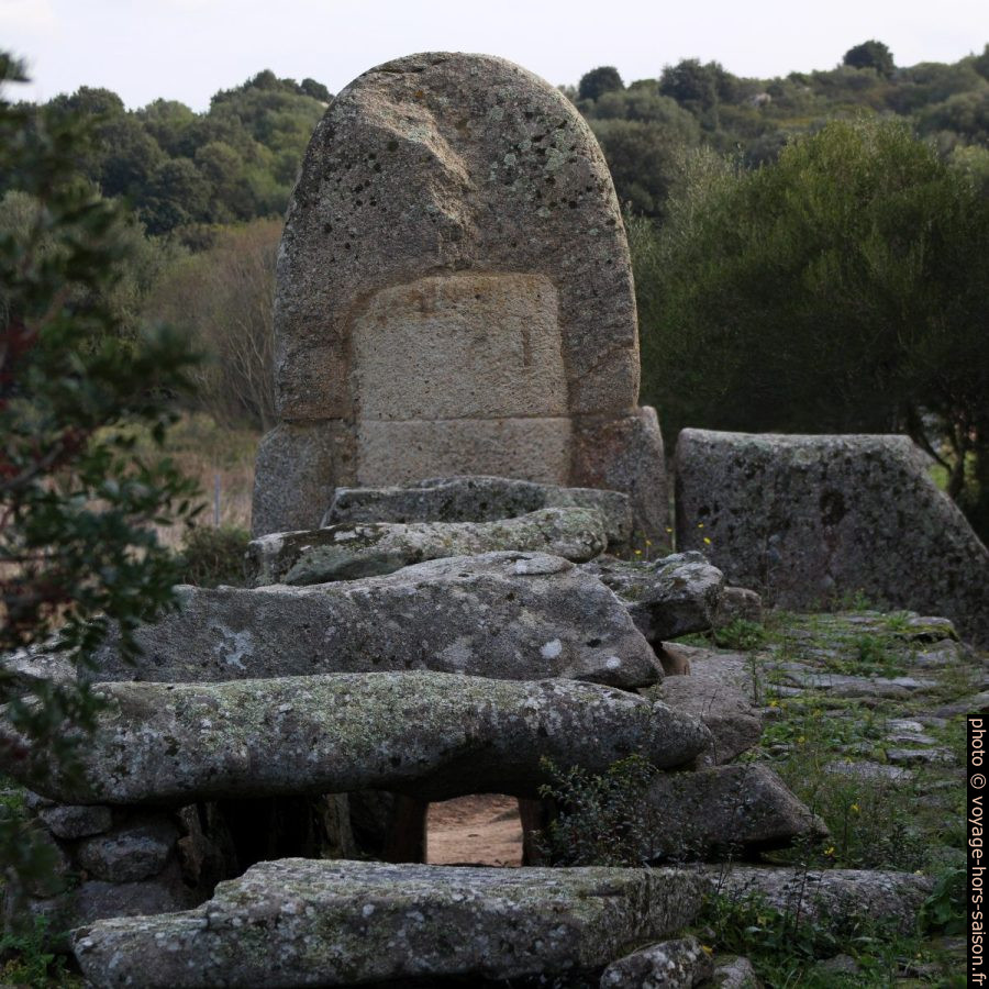 Pierre bi-lithique de la tombe des géants de Coddu Vecchiu vue de derrière. Photo © André M. Winter