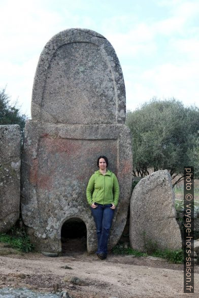 Alex devant la pierre centrale de la tombe des géants de Coddu Vecchiu. Photo © André M. Winter