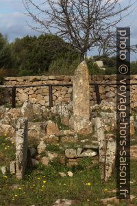 Chambre funéraire et menhir dans la nécropole Li Muri. Photo © André M. Winter