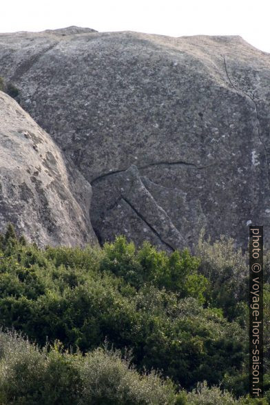 Figure sur un rocher granitique erodé. Photo © André M. Winter