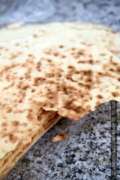 Pane carasau. Photo © Alex Medwedeff