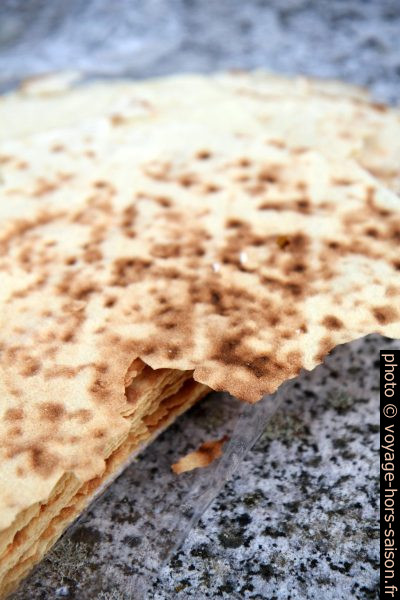 Pane carasau. Photo © Alex Medwedeff