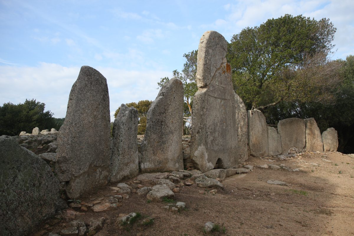 Tombe des géants de Li Lolghi. Photo © Alex Medwedeff