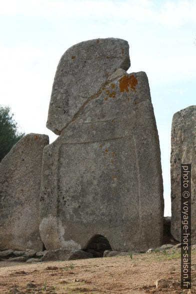 Pierre centrale monolithique de la tombe des géants de Li Lolghi. Photo © André M. Winter