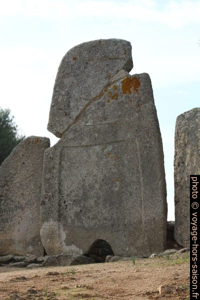 Pierre centrale monolithique de la tombe des géants de Li Lolghi. Photo © André M. Winter
