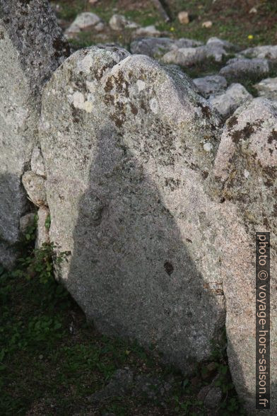 Pierre latérale de la cavité de la tombe des géants de Li Longhi. Photo © Alex Medwedeff