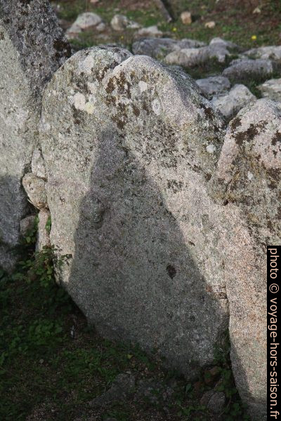 Pierre latérale de la cavité de la tombe des géants de Li Longhi. Photo © Alex Medwedeff
