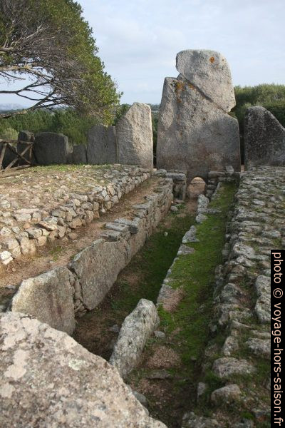 Cavité funéraire rectangulaire de la tombe des géants de Li Lolghi. Photo © Alex Medwedeff