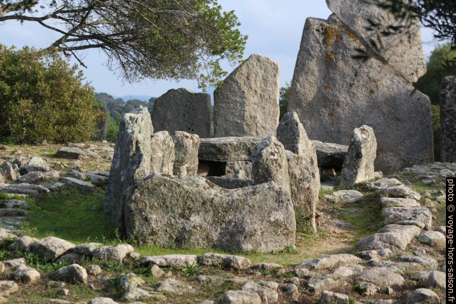 Chambre ossuaire de la tombe des géants de Li Longhi. Photo © André M. Winter