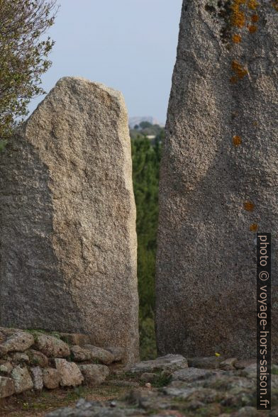 Pierres de l'arc centinato de la Tombe des géants de Li Lolghi. Photo © André M. Winter