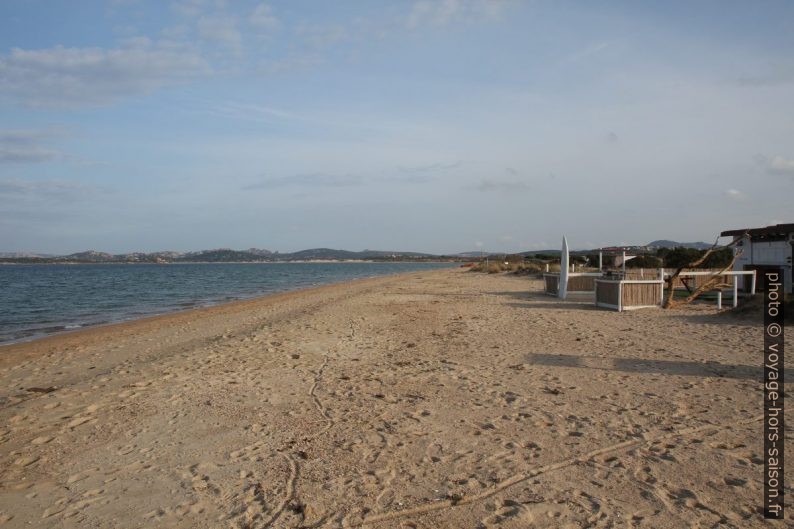 Plage de Porto Liscia vue vers l'est. Photo © Alex Medwedeff