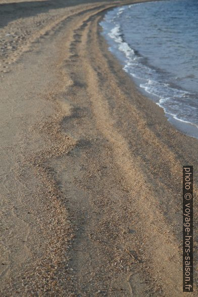Plage de sable et vaguelettes. Photo © Alex Medwedeff