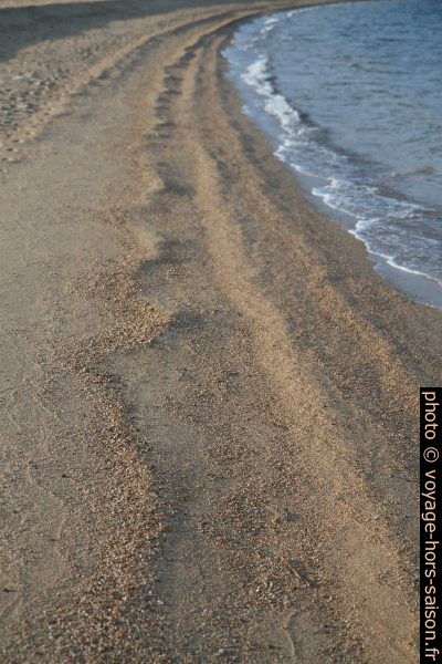 Plage de sable et vaguelettes. Photo © Alex Medwedeff