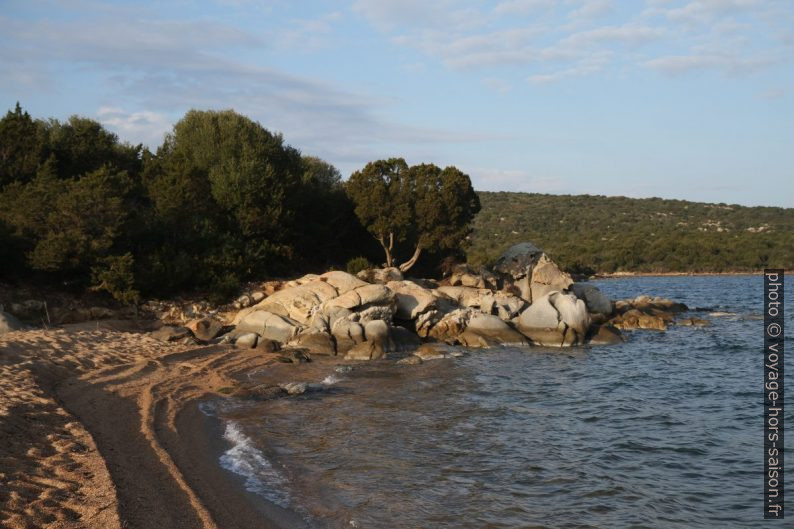 Plage et rochers. Photo © Alex Medwedeff