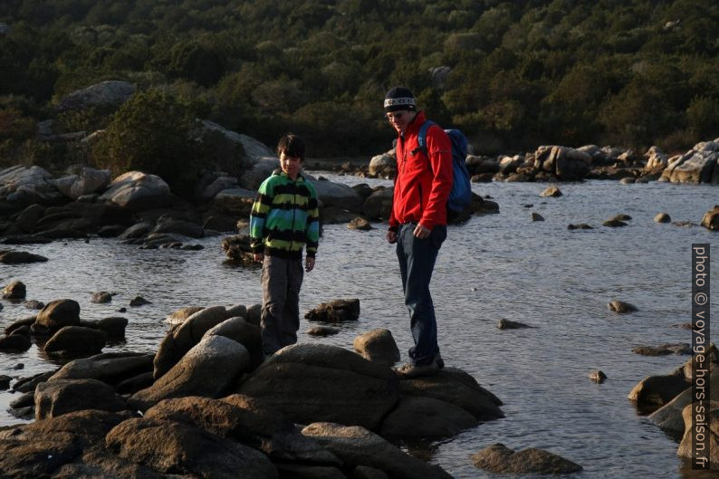 Nicolas et André sur les rochers. Photo © Alex Medwedeff