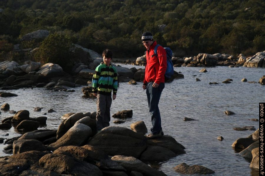 Nicolas et André sur les rochers. Photo © Alex Medwedeff