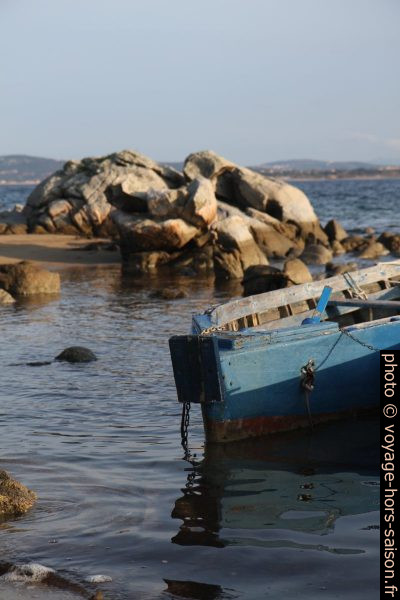 Rochers et bateau de pêche dans la Baia di Liscia. Photo © Alex Medwedeff