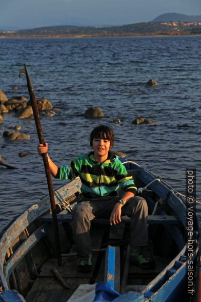 Nicolas sur un bateau de pêche. Photo © André M. Winter