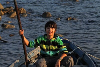 Nicolas sur un bateau de pêche. Photo © André M. Winter