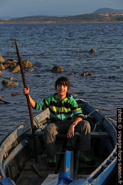 Nicolas sur un bateau de pêche. Photo © André M. Winter