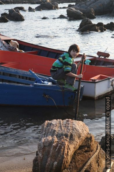 Nicolas sur un bateau de pêche. Photo © Alex Medwedeff