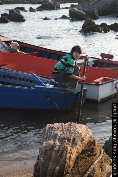 Nicolas sur un bateau de pêche. Photo © Alex Medwedeff