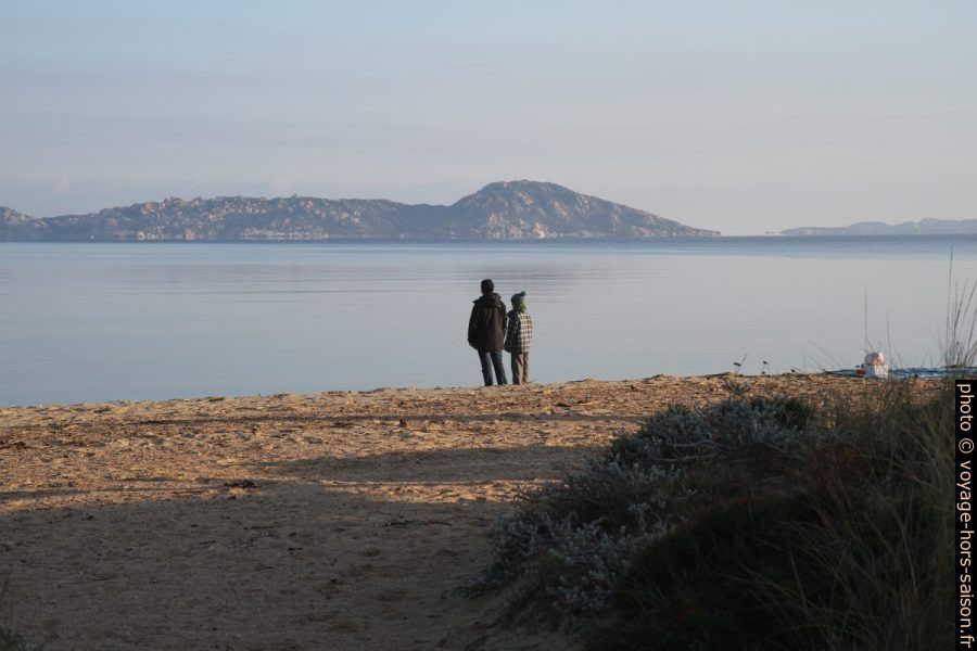Alex et Nicolas le matin sur la plage de la baie de Liscia. Photo © André M. Winter