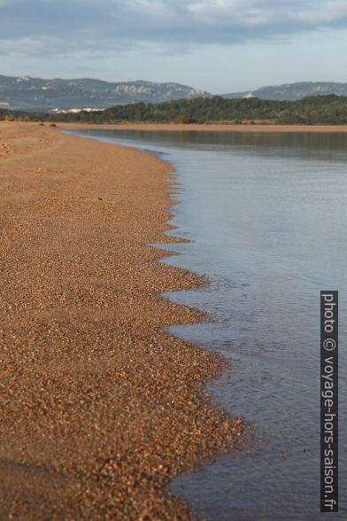 Plage de sable mer calme le matin. Photo © Alex Medwedeff