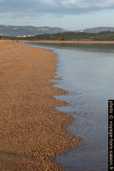 Plage de sable mer calme le matin. Photo © Alex Medwedeff
