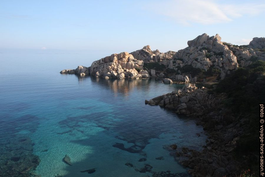 Cala Spinosa sur la face nord du Capo Testa. Photo © Alex Medwedeff