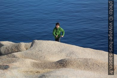 Nicolas court sur un rocher du Capo Testa. Photo © André M. Winter