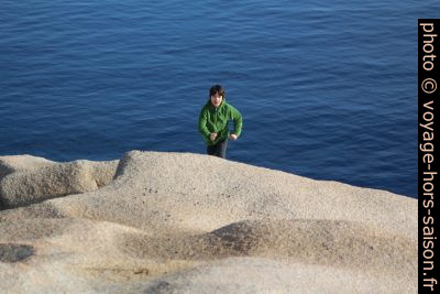 Nicolas court sur un rocher du Capo Testa. Photo © André M. Winter