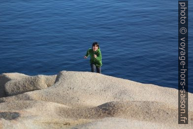 Nicolas court sur un rocher du Capo Testa. Photo © André M. Winter