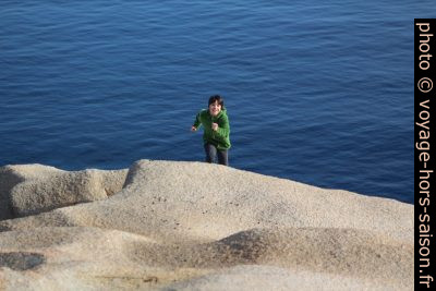 Nicolas court sur un rocher du Capo Testa. Photo © André M. Winter