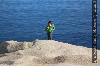 Nicolas court sur un rocher du Capo Testa. Photo © André M. Winter