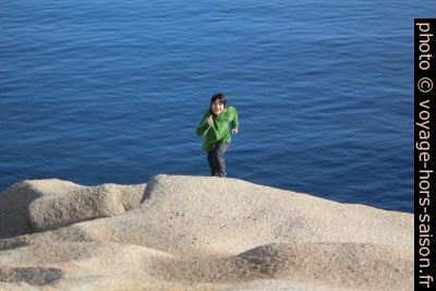 Nicolas court sur un rocher du Capo Testa. Photo © André M. Winter