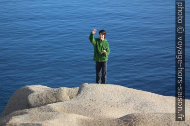 Nicolas court sur un rocher du Capo Testa. Photo © André M. Winter