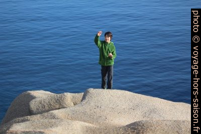 Nicolas court sur un rocher du Capo Testa. Photo © André M. Winter