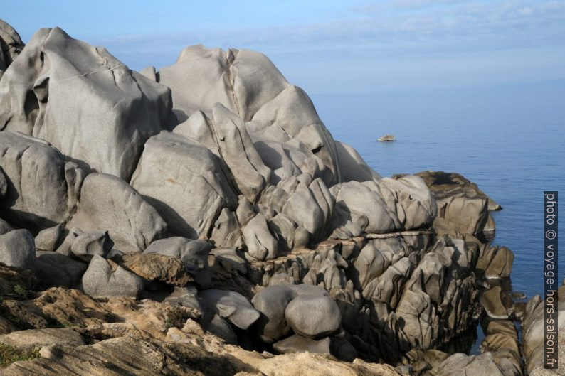 Rochers erodés et bande rocheuse au Capo Testa. Photo © Alex Medwedeff