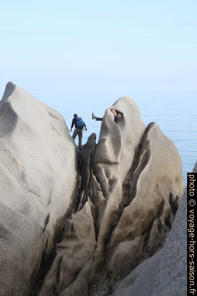 Nicolas et André grimpent sur les rochers du Capo Testa. Photo © Alex Medwedeff
