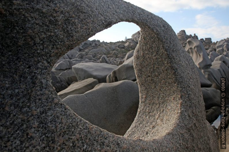 Phare de Capo Testa vu par un trou dans un le rocher de granite. Photo © Alex Medwedeff