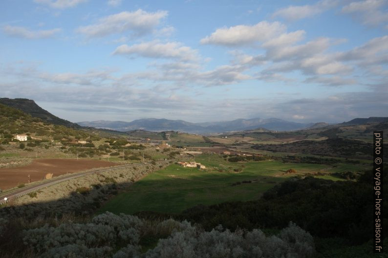 Plaine à l'est de Castelsardo. Photo © Alex Medwedeff