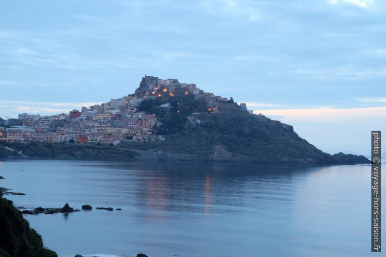 Castelsardo après le coucher du soleil. Photo © Alex Medwedeff