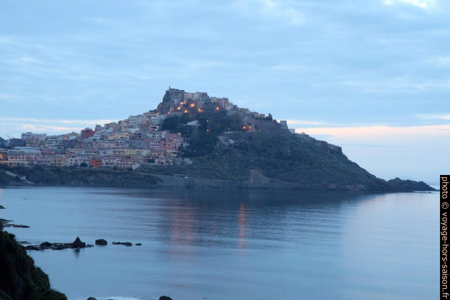 Castelsardo après le coucher du soleil. Photo © Alex Medwedeff