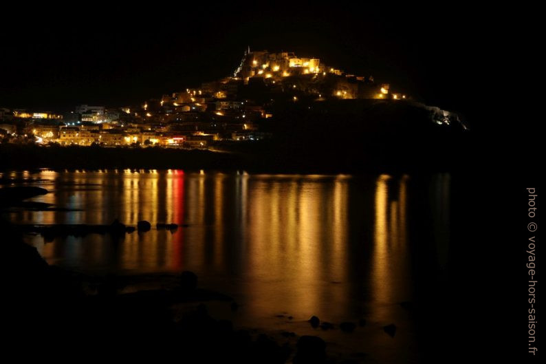 Rocher de Castelsardo la nuit. Photo © Alex Medwedeff