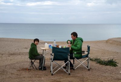 Nicolas et André déjeunent sur la plage de Badesi. Photo © Alex Medwedeff